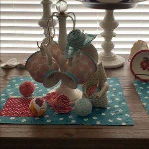 Coffee mugs and holder